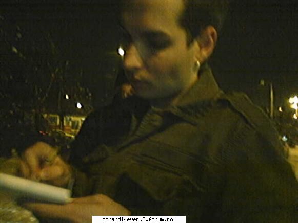 poze dand autografe ..noaptea